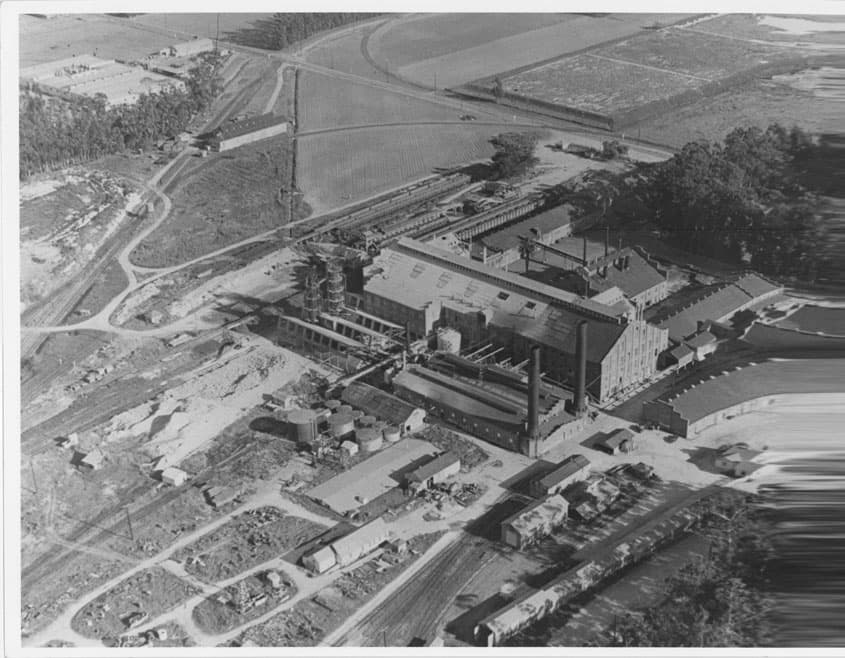 The American Beet Sugar Factory in Oxnard around the turn of the twentieth century, with the landmark twin smokestacks that stood on the site between 1899 and 1959.